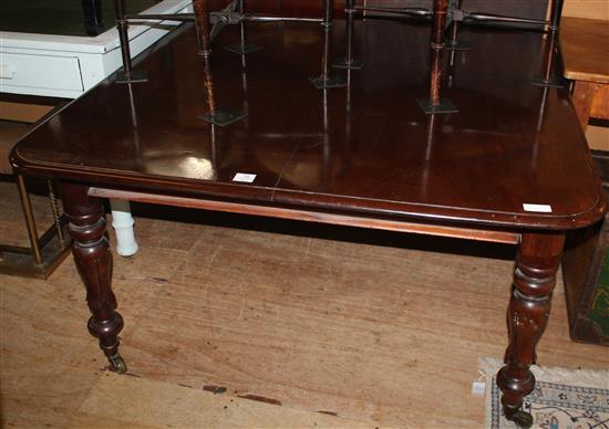 Victorian mahogany dining table & 3 leaves(-)